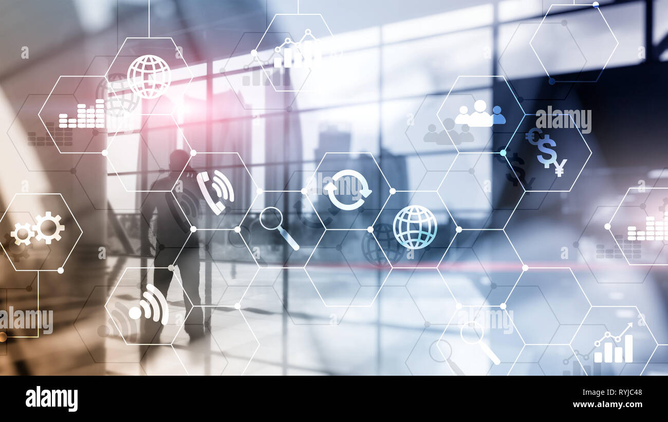 La doppia esposizione dei supporti misti. Gli schemi e le icone sulla schermata di ologramma. La gente di affari e moderna città sullo sfondo. Foto Stock