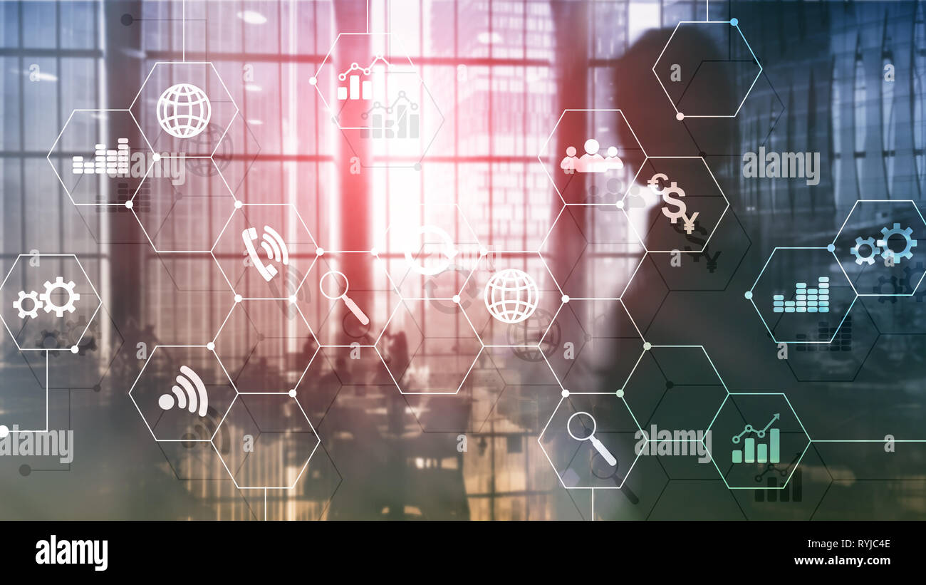 La doppia esposizione dei supporti misti. Gli schemi e le icone sulla schermata di ologramma. La gente di affari e moderna città sullo sfondo. Foto Stock
