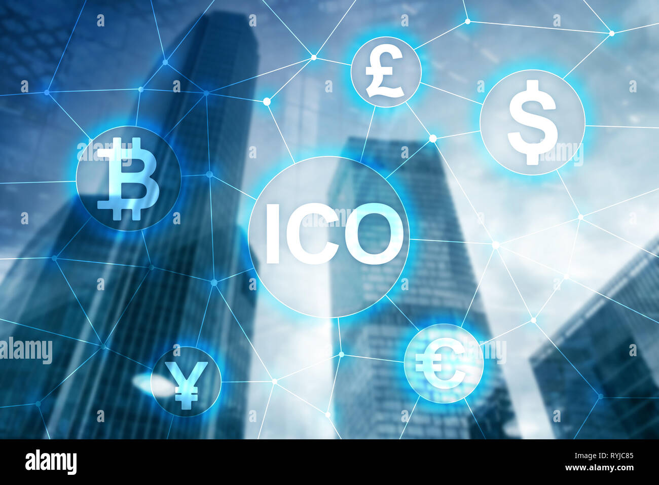 ICO - iniziale offerta di moneta, Blockchain e cryptocurrency concetto su sfocato edificio aziendale sullo sfondo Foto Stock