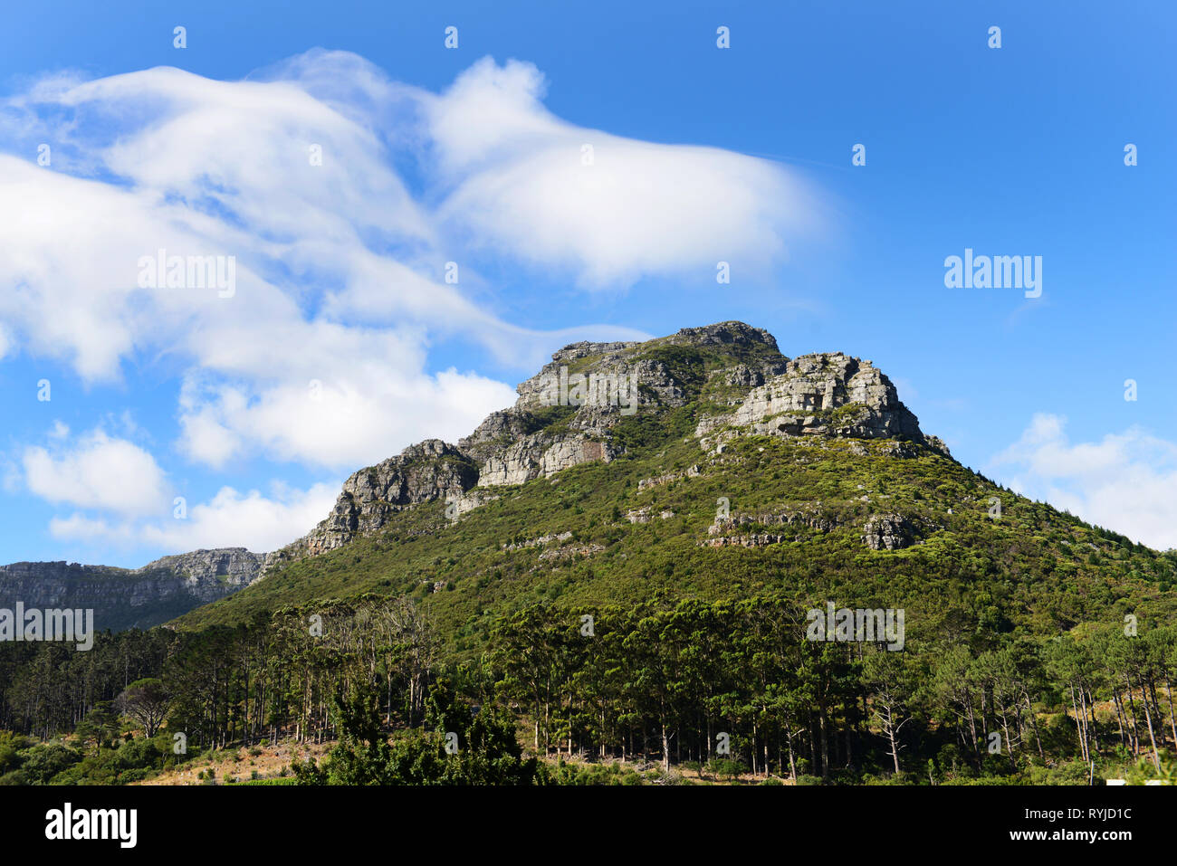 Una vista della Table Mountain Range dal lato posteriore della montagna. Foto Stock