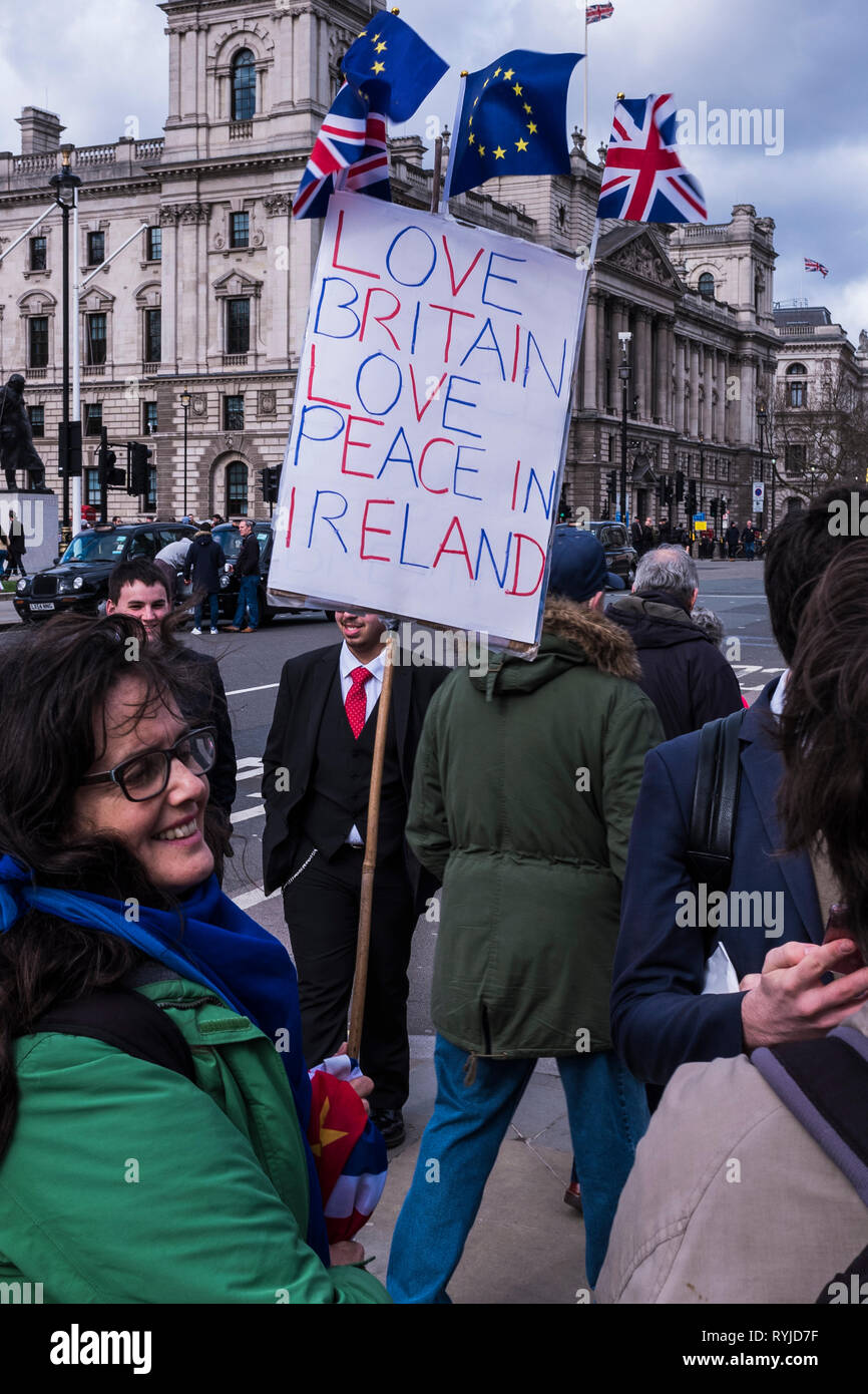 Persone che protestano su Brexit al di fuori del Parlamento, il Palazzo di Westminster, Londra, Inghilterra, Regno Unito Foto Stock