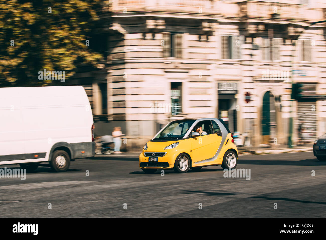Roma, Italia - 21 Ottobre 2018: colore giallo Smart Fortwo auto di seconda generazione W451 in movimento in corrispondenza di strada. Foto Stock
