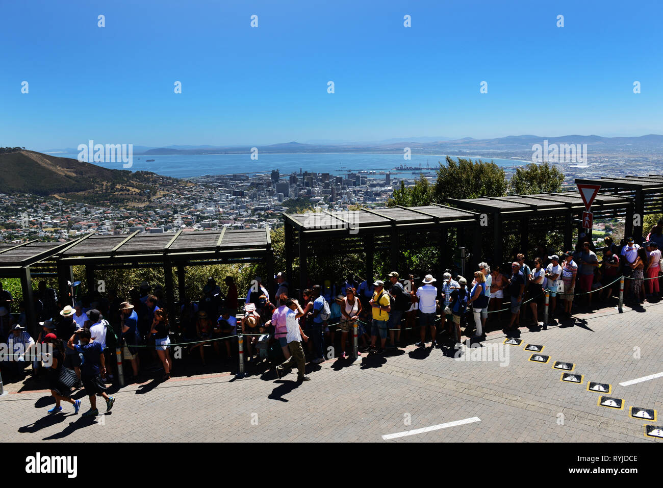 Turista di fare una lunga fila per la funivia che porta fino alla cima della montagna della tavola a Cape Town. Foto Stock