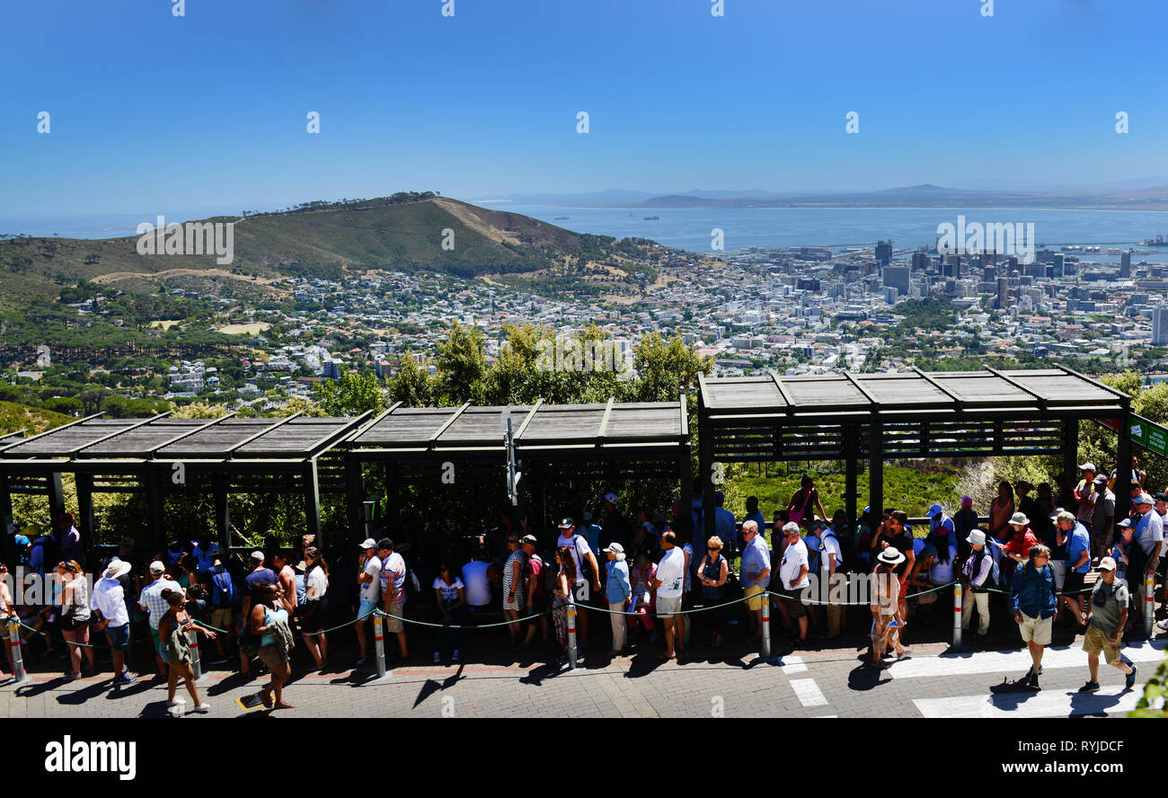 Turista di fare una lunga fila per la funivia che porta fino alla cima della montagna della tavola a Cape Town. Foto Stock