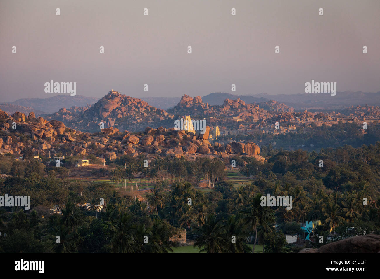 I massi di Hampi con Tempio Virupaksha durante il tramonto in Hampi Foto Stock