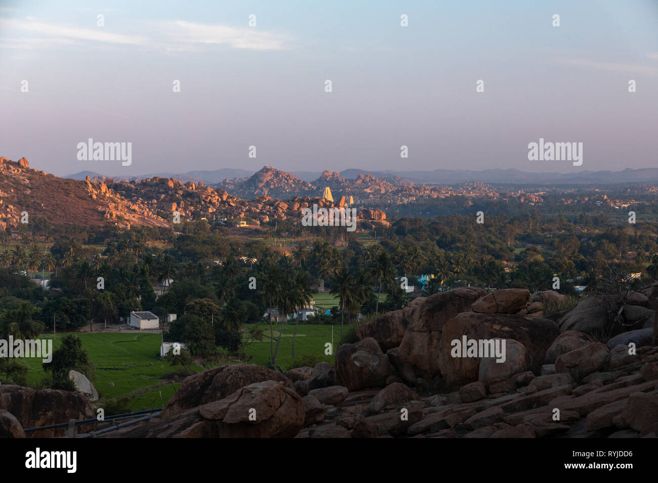 I massi di Hampi con Tempio Virupaksha durante il tramonto in Hampi Foto Stock
