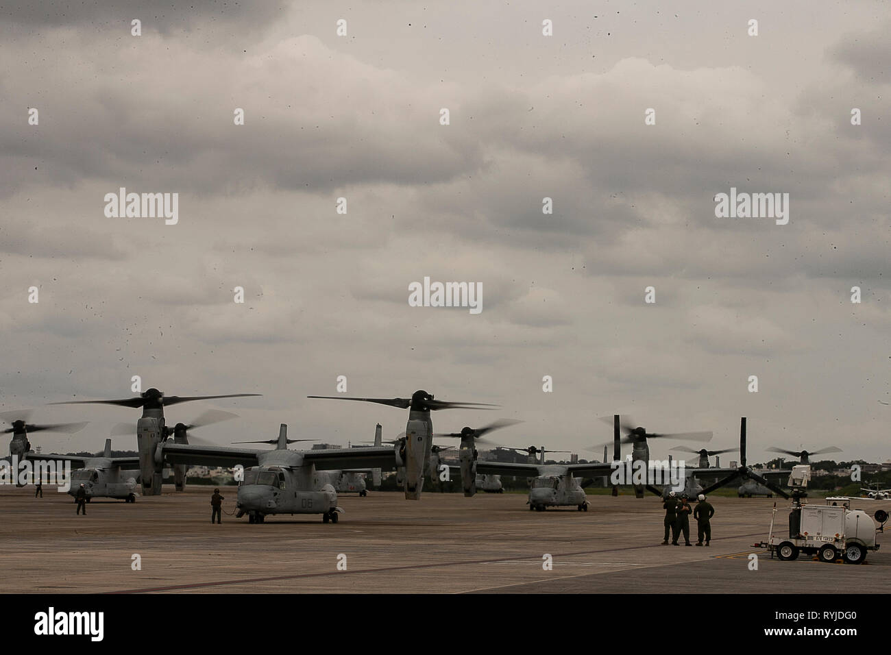 MV-22B Osprey tiltrotor aeromobili appartenenti alle Marine mezzo squadrone Tiltrotor 262 (rinforzato) minimo prima di volo in cima alla linea di volo al Marine Corps Air Station Futenma, Okinawa, in Giappone, 11 marzo 2019. VMM-262 (Rein.) è il combattimento aereo elemento per il trentunesimo Marine Expeditionary Unit. Marines con il trentunesimo MEU stanno conducendo EABO simulato in una serie dinamica di eventi di formazione per affinare le loro capacità di pianificare, provare e completare una varietà di missioni. Durante EABO, il trentunesimo MEU ha collaborato con la terza divisione Marine, 3° Marine Logistics Group e il primo velivolo Marina Wing e gli avieri w Foto Stock