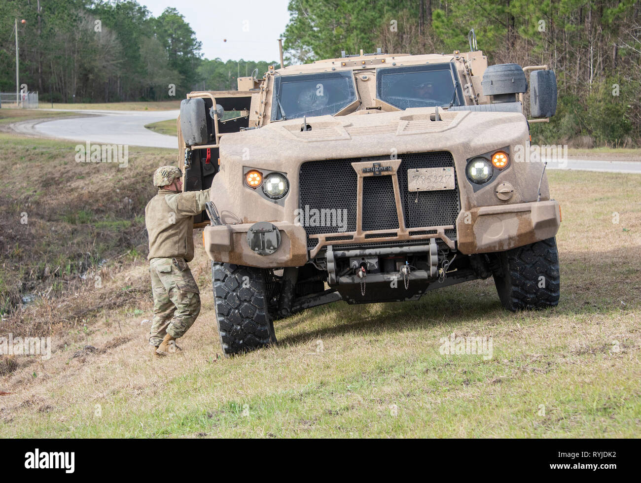 La luce comune tattica di veicolo è dotato di un sistema elettronico regolabile in altezza sospensione, che è in grado di abbassare e sollevare il veicolo da 8 a 30 pollici dal suo scarico a terra. È possibile inoltre ridurre una estremità del veicolo per mantenere il livello su terreno irregolare come illustrato qui. (Photo credit: Sean Kimmons) Foto Stock