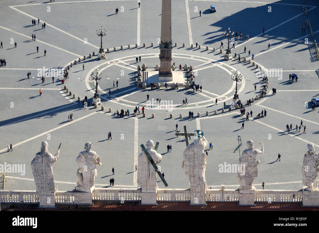 Vista aerea di Saint Peters Square & Obelisco Egiziano, preso dalla cupola della Basilica di San Pietro, Vaticano Roma Italia Foto Stock