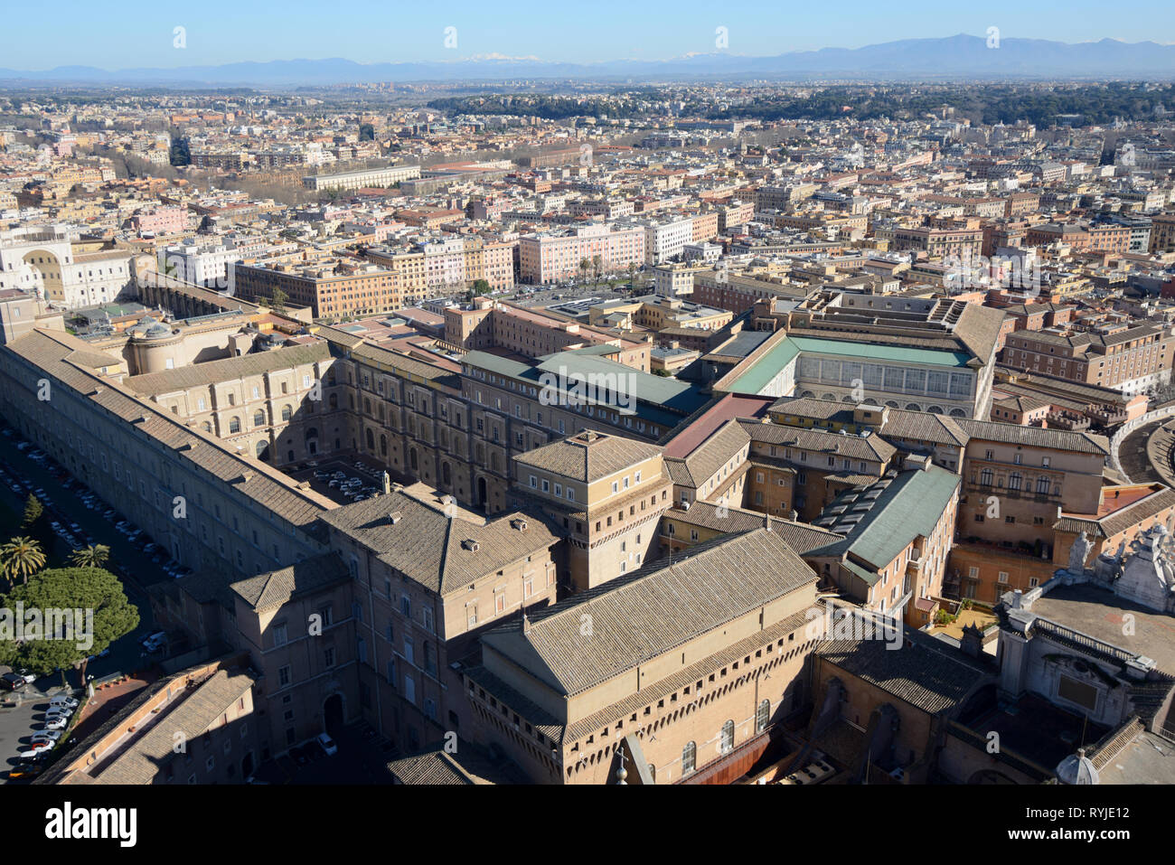 Vista aerea sui tetti dei Musei Vaticani preso dalla piattaforma di osservazione intorno al Duomo di San Perters Basilica Roma Italia Foto Stock