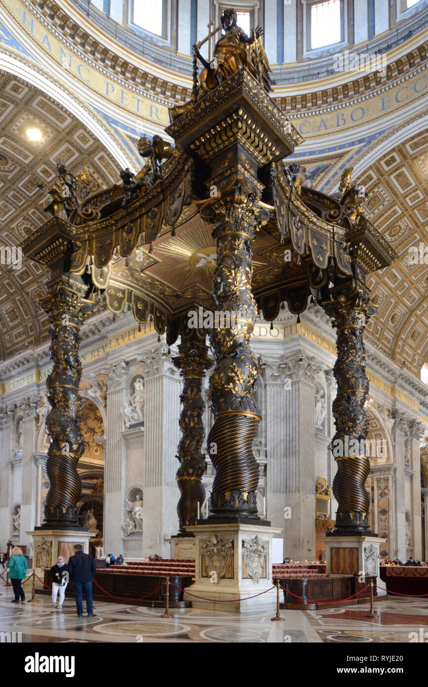 Scolpita in bronzo baldacchino barocco o Baldacchino (1623-34), Aka ciborio, da Bernin, sopra l'altare nella Basilica di San Pietro, il Vaticano, Roma, Italia Foto Stock