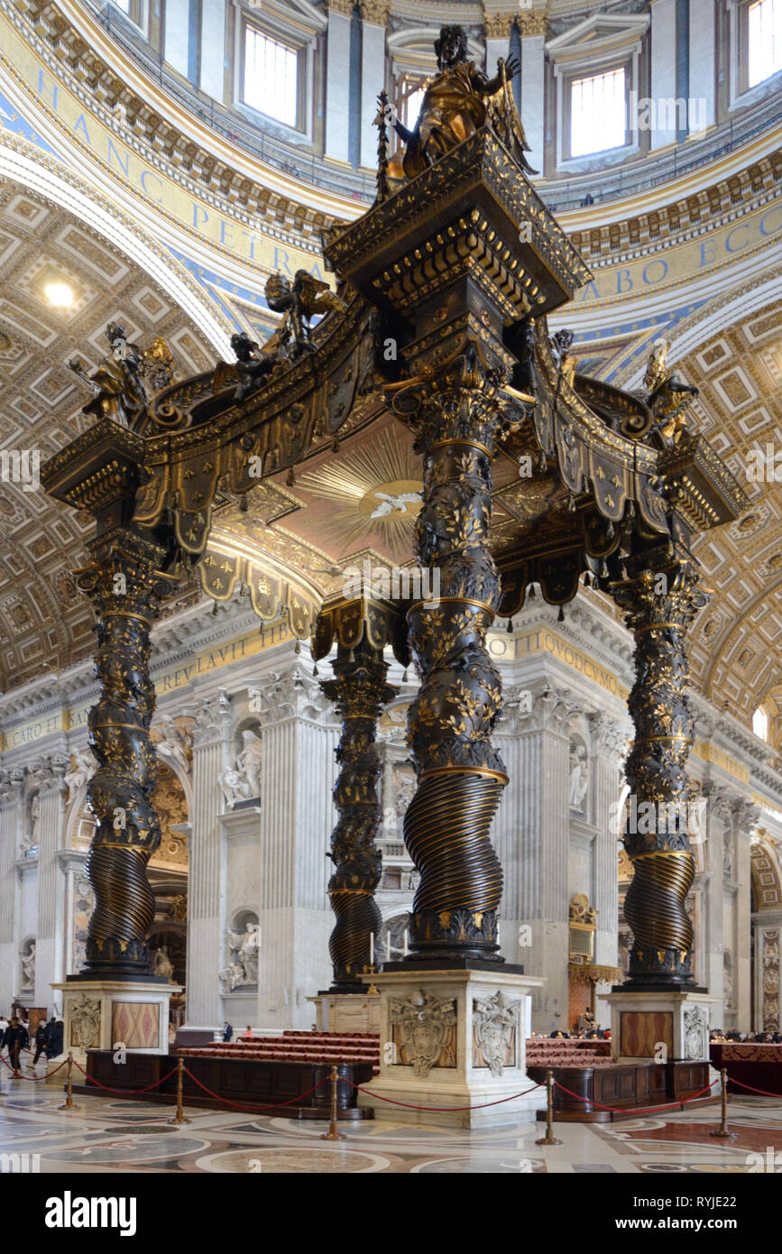 Scolpita in bronzo baldacchino barocco o Baldacchino (1623-34), Aka ciborio, da Bernin, sopra l'altare nella Basilica di San Pietro, il Vaticano, Roma, Italia Foto Stock