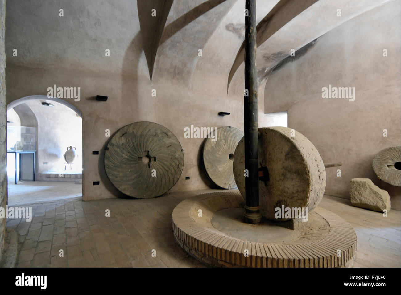 Antico mulino in pietra all'interno di Adriano Mausoleo o Castel Sant'Angelo (123-139AD) fortezza museo o Roma Italia Foto Stock