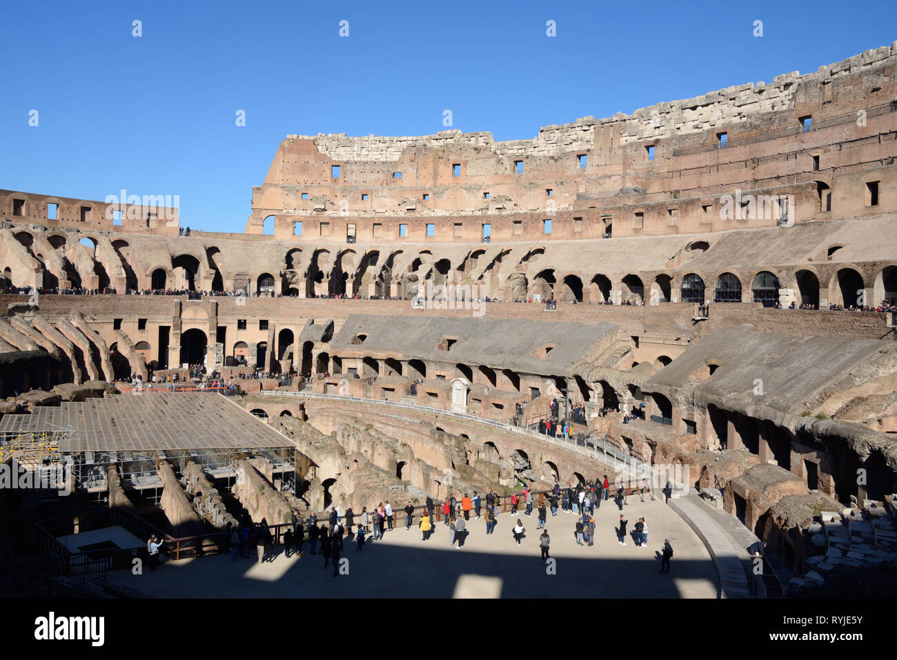 Interno o all'interno del Colosseo anfiteatro, Colosseo o Anfiteatro Flavio 70-80 annuncio Roma Italia Foto Stock