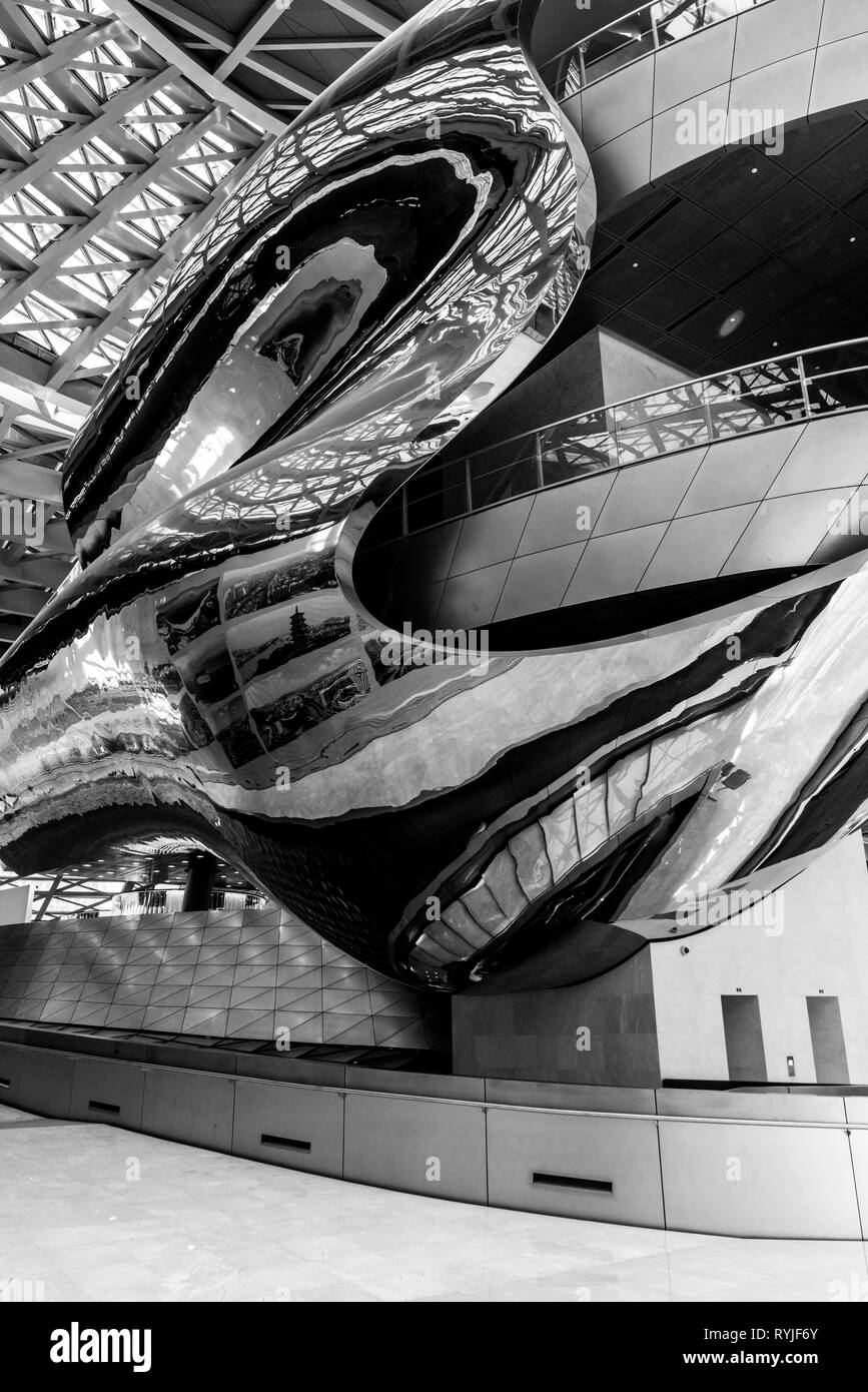Architettura futuristica interno con grazioso curve in monocromatico MOCAPE museum di Shenzhen, Cina Foto Stock