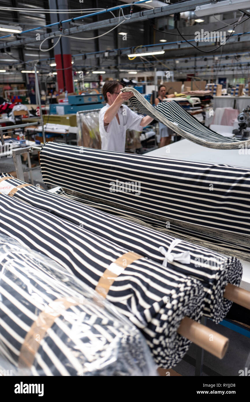 Quimper (Bretagna, a nord-ovest della Francia): blu e bianca a strisce di tessuto in Armor Lux capo officina di produzione.Caption locale *** Foto Stock