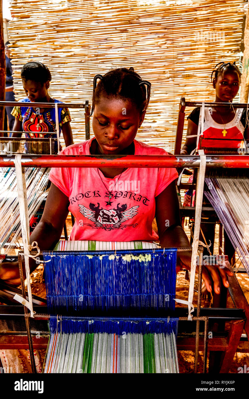 Giovani tessitori in Koudougou, Burkina Faso. Foto Stock