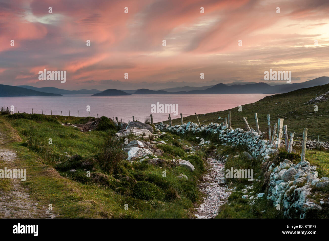 Dursey Island, Cork, Irlanda. Xviii Giugno, 2016 Una vista della terraferma e la penisola di Beara da Dursey Island, Co. Cork, Irlanda. Foto Stock