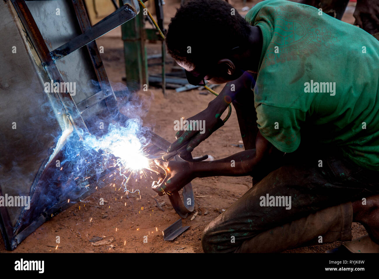 Saldatrice a Ouagadougou, in Burkina Faso. Foto Stock