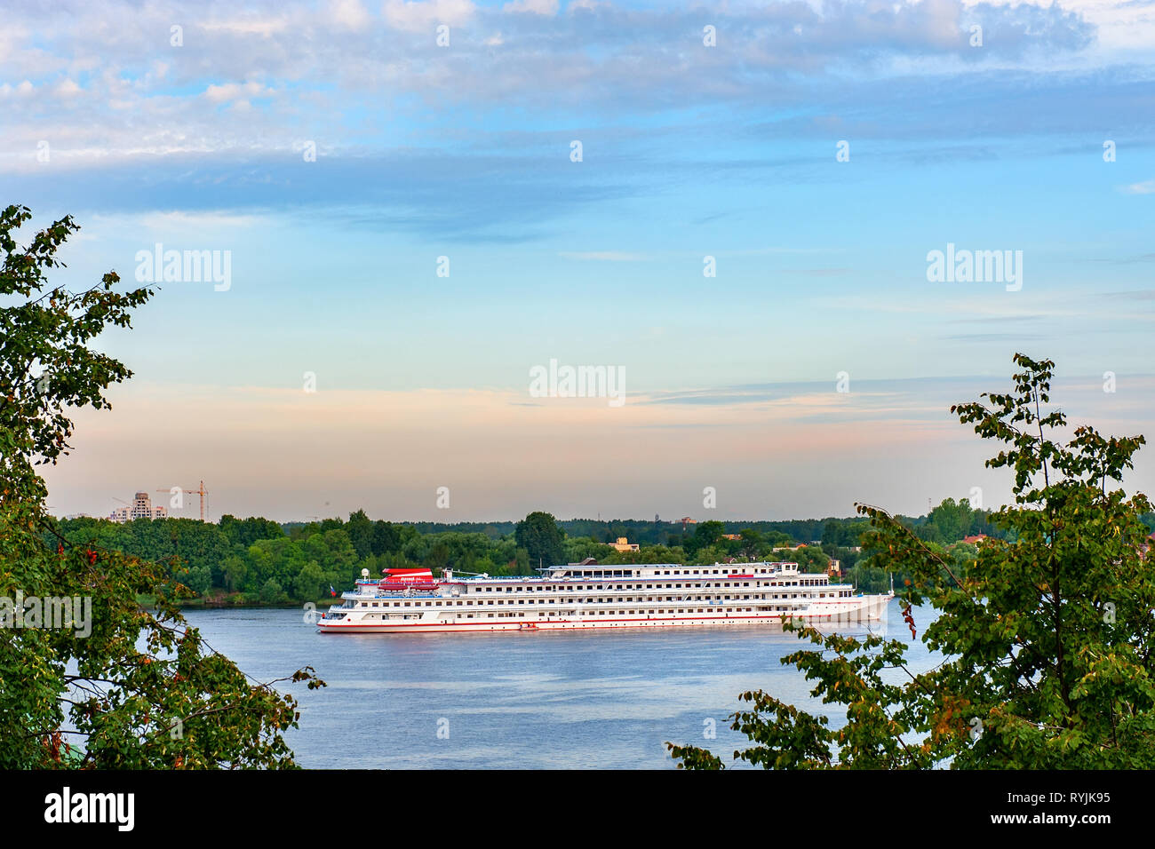 La nave di crociera sul fiume Volga nei pressi del Volga terrapieno di Jaroslavl'. Foto Stock