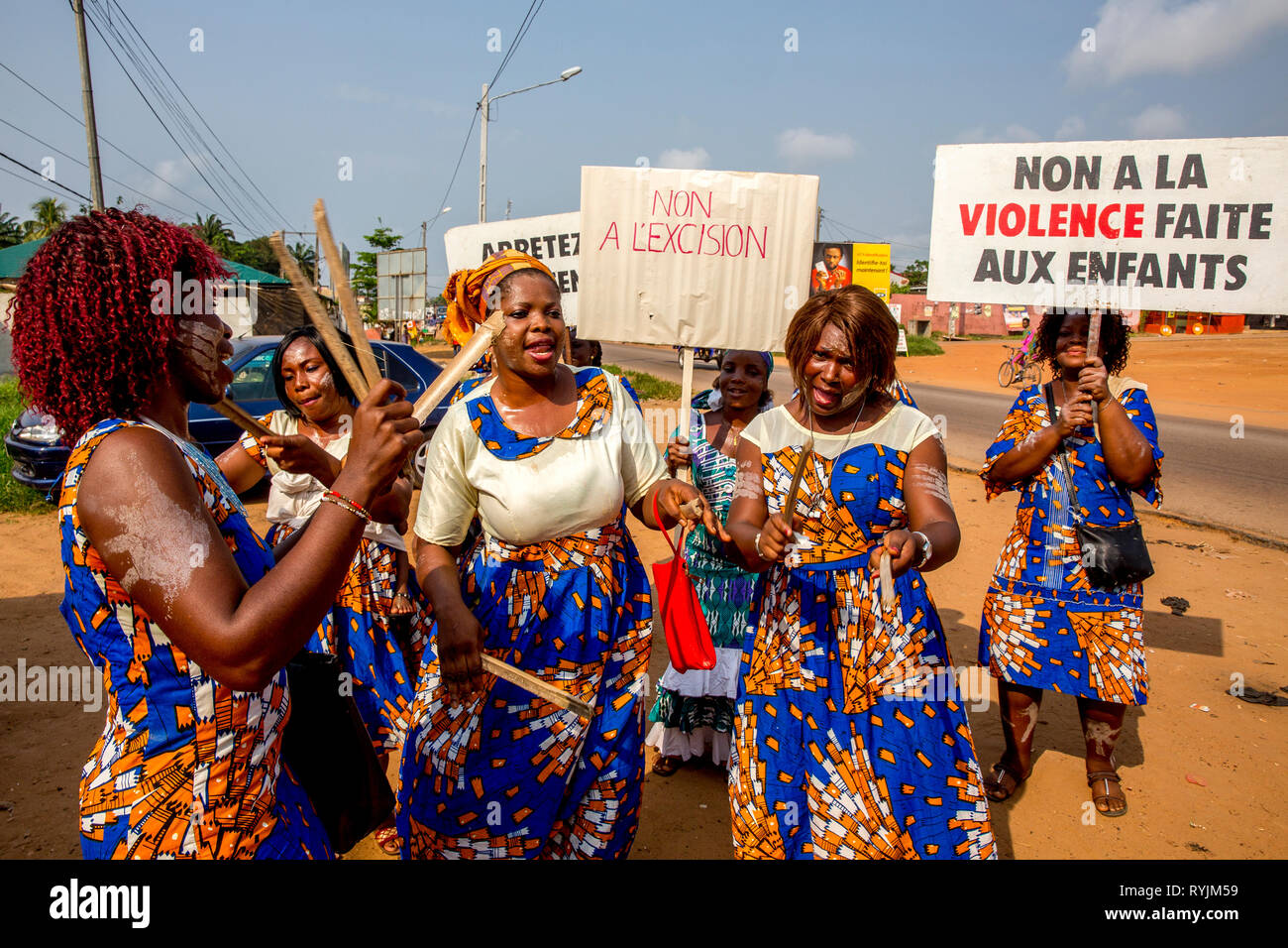 Le donne dimostrano in Dabou, Costa d'Avorio. Foto Stock