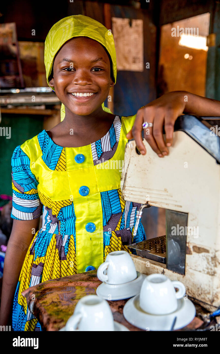Sorridente ragazza musulmana che lavorano in un cafÃ© nei pressi di Agboville, Costa d'Avorio. Foto Stock