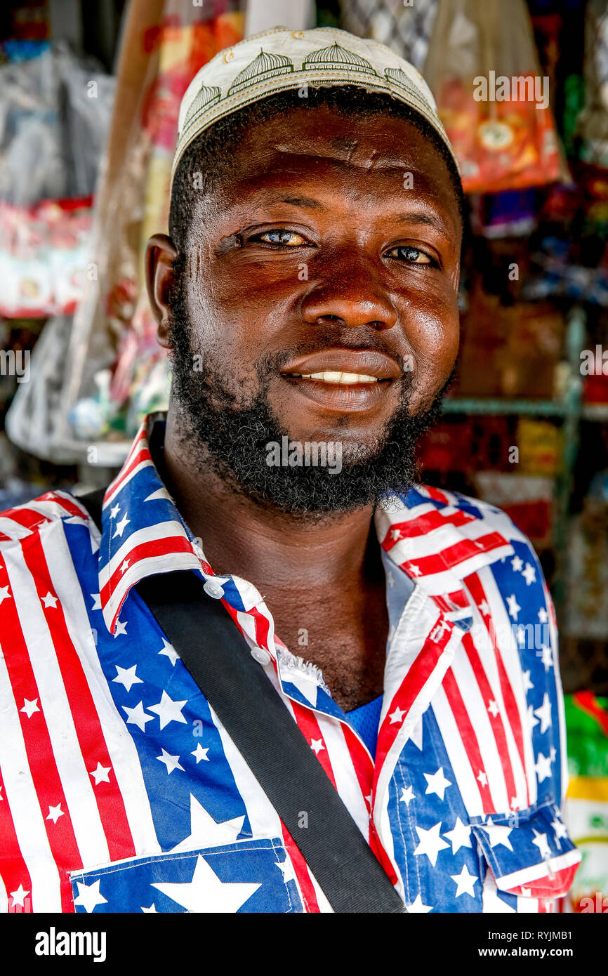 Negoziante musulmano in Marcory, Abidjan, Costa d'Avorio. Foto Stock