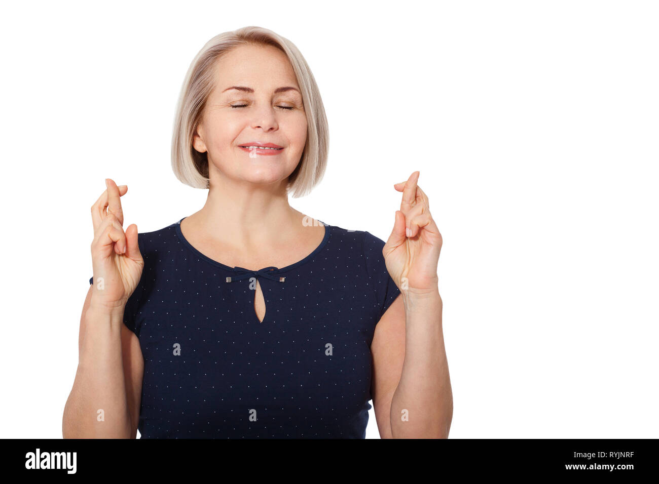 Donna felice emotivamente in posa di un studio. Donna di mezza età su sfondo bianco Foto Stock