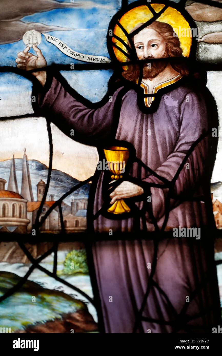 Saint Etienne du Mont chiesa. Finestra di vetro colorato. Gesù. Il vino e il pane. Parigi. La Francia. Foto Stock