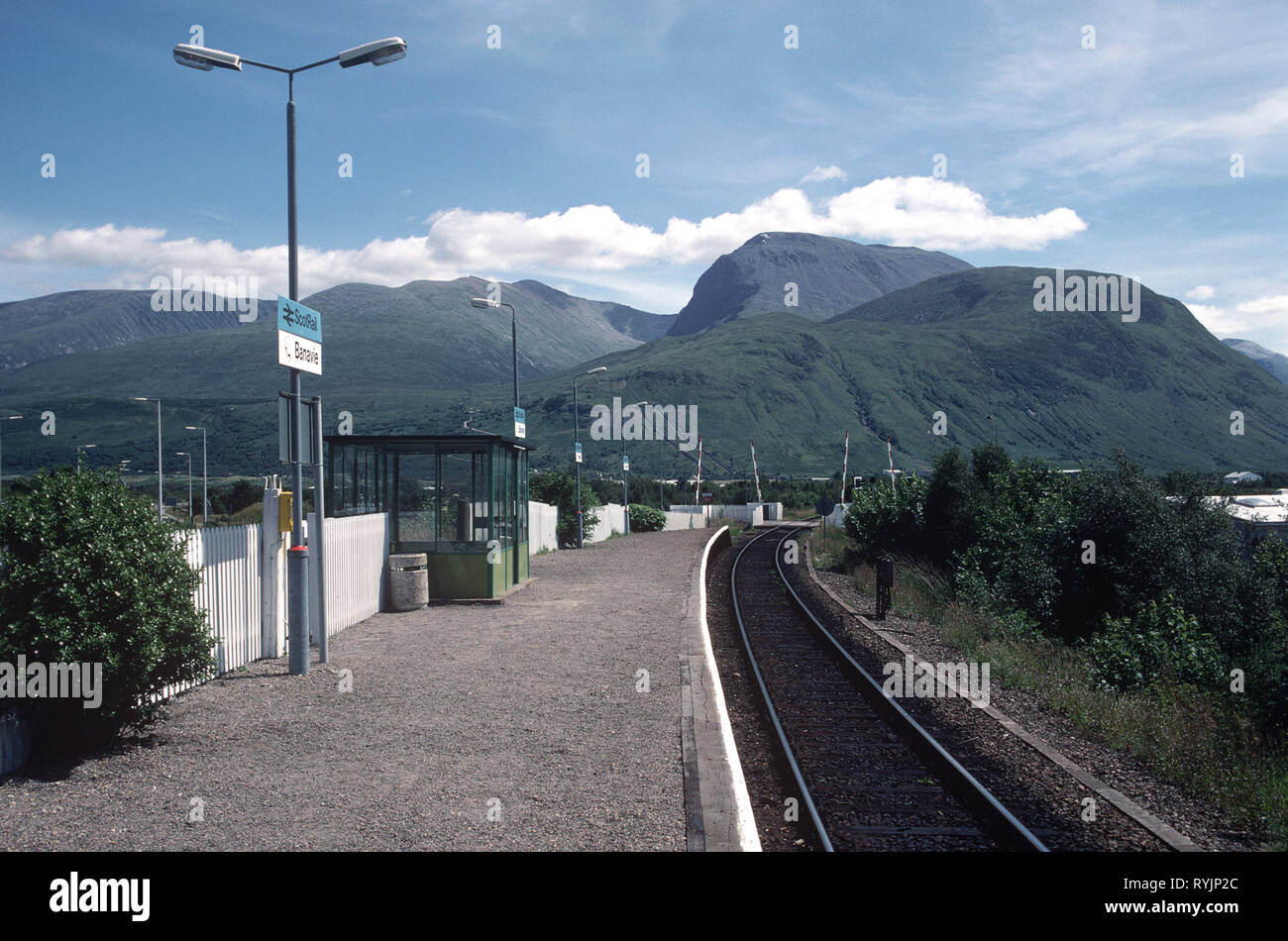 Banavie la stazione ferroviaria e il passaggio a livello sul West Highland Line, Scozia Foto Stock