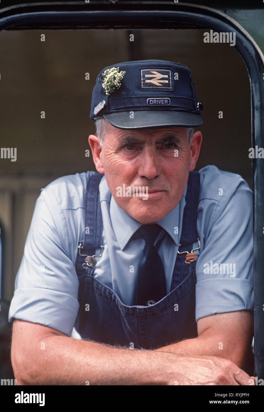 Driver del motore del treno a vapore LNER il grande Marchese a Mallaig stazione la West Highland Line, Scozia Foto Stock