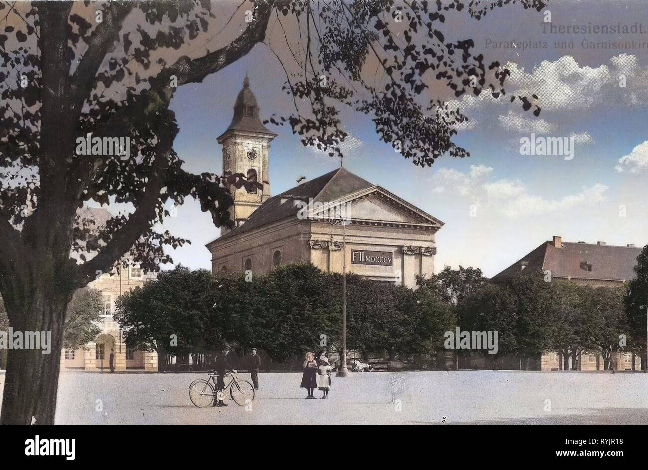Garrison chiese nella Repubblica ceca, Náměstí ČSA (Terezín), Biciclette nella Repubblica ceca, Chiesa della Resurrezione di Cristo in Terezín, 1911, Ústí nad Labem Regione, Theresienstadt, Paradeplatz und Garnisonskirche Foto Stock