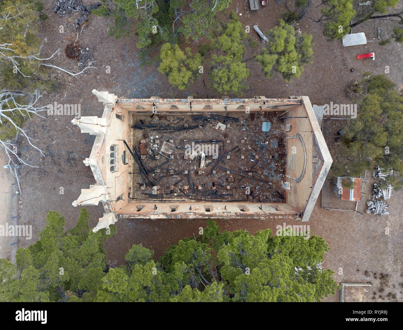 Distrutta chiesa antenna interna vista mostrante pareti e struttura di base ancora in piedi fra un bruciato edificio. Victoria, Australia. Foto Stock