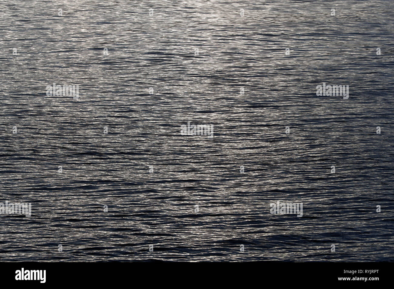 Superficie di acqua con increspature texture di sfondo, visto dal di sopra in bianco e nero. La Norvegia. Foto Stock
