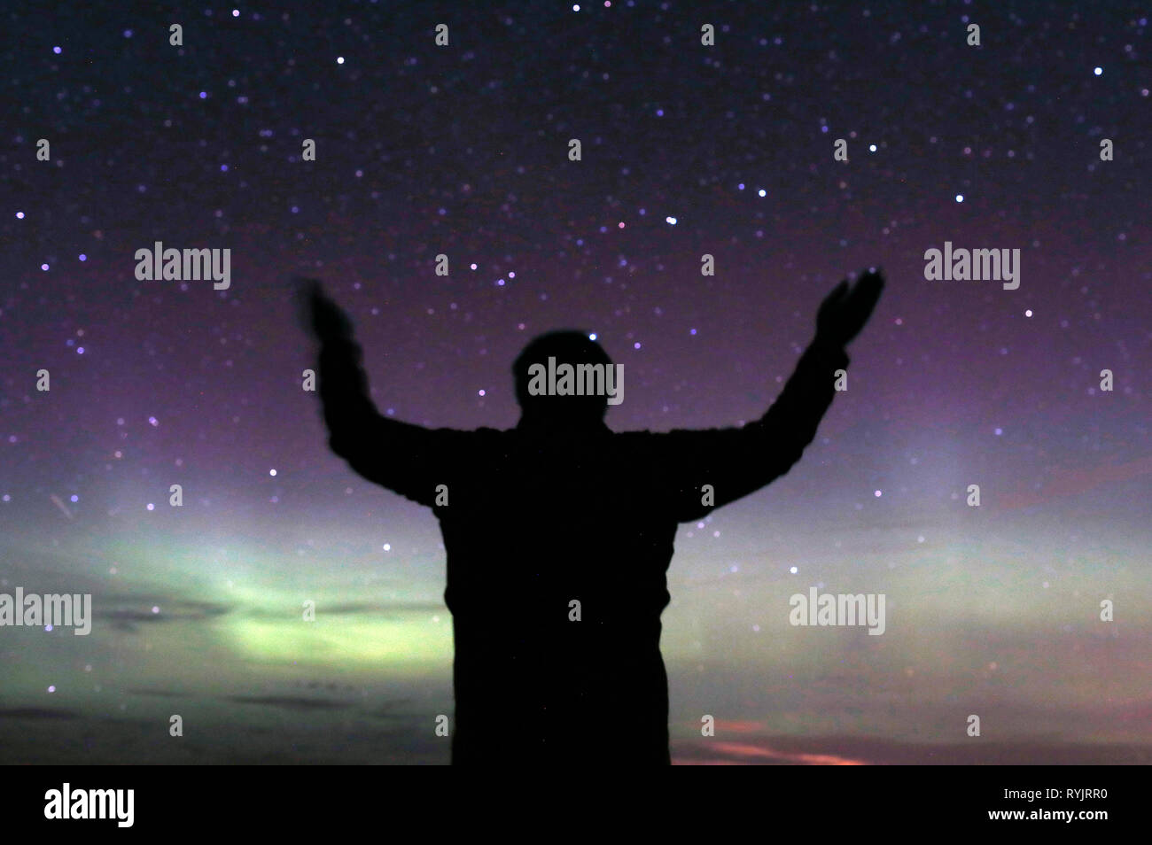 Le luci del nord o Aurora Boreale con un profilarsi l'uomo. La Norvegia. Foto Stock