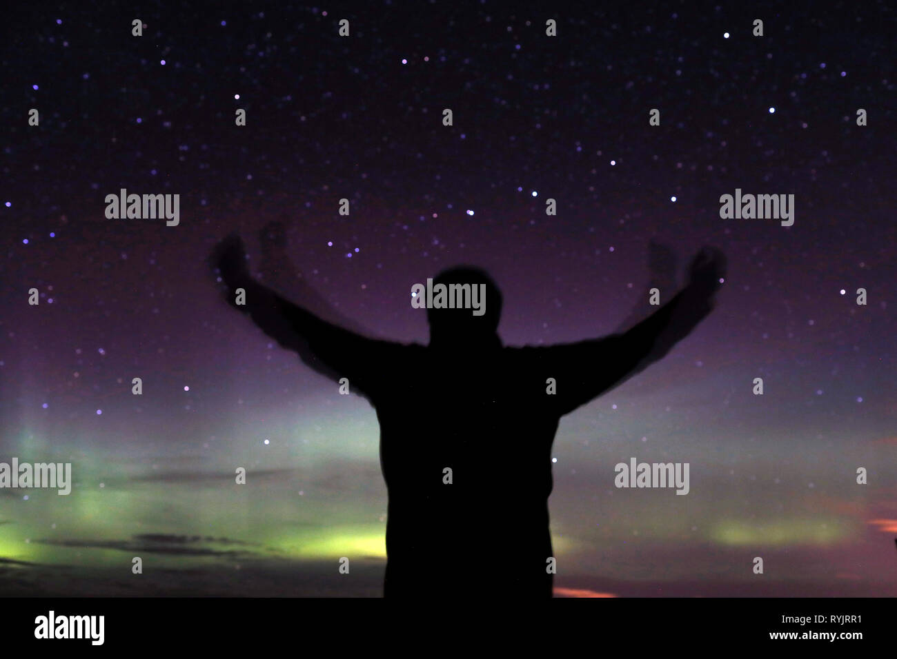 Le luci del nord o Aurora Boreale con un profilarsi l'uomo. La Norvegia. Foto Stock