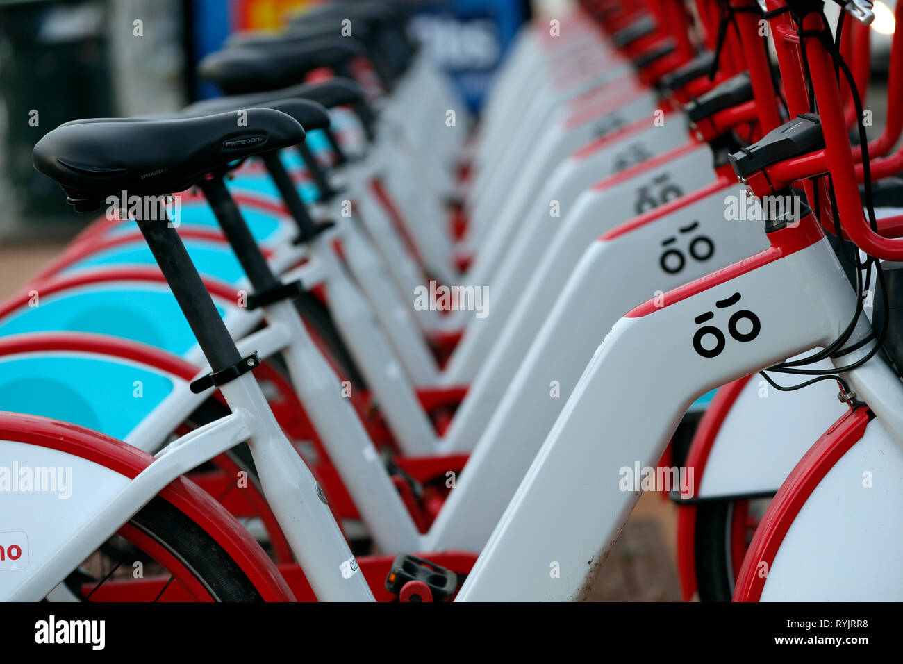 Pubblica le biciclette a noleggio in una riga. Trondheim. La Norvegia. Foto Stock