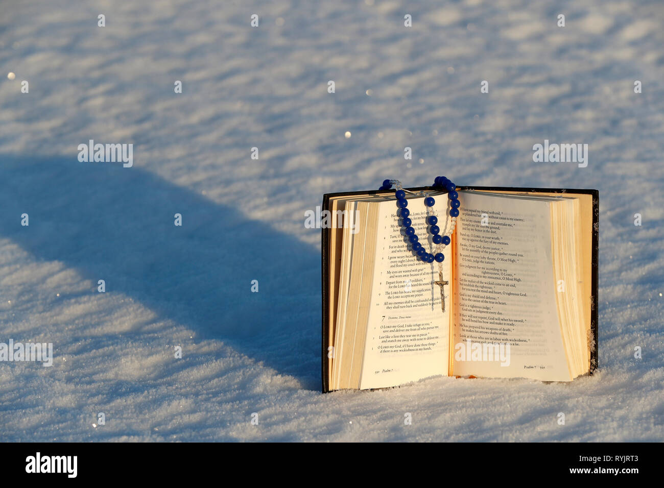 Libro di preghiera comune e di Rosario sulla neve. La Norvegia. Foto Stock