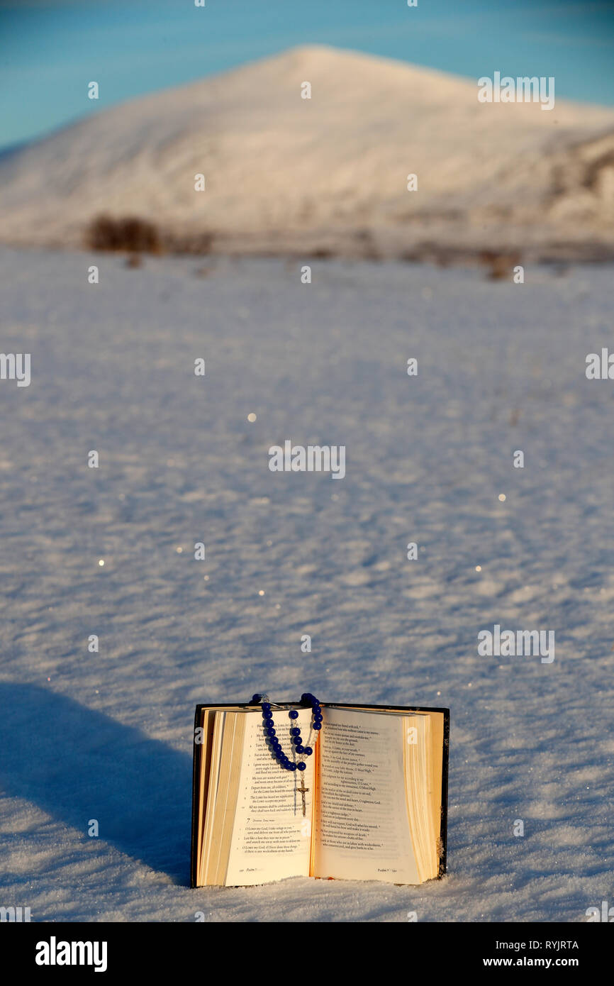 Libro di preghiera comune e di Rosario sulla neve. La Norvegia. Foto Stock