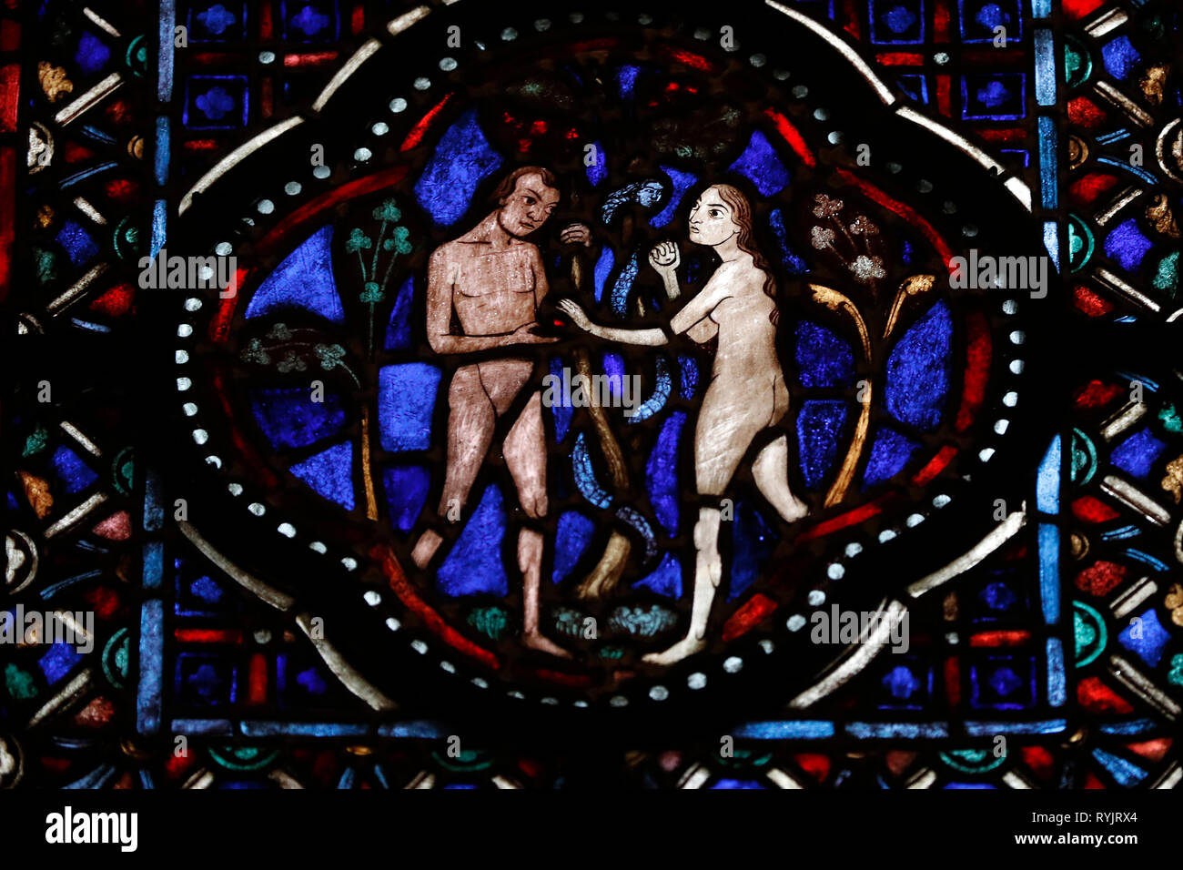 La cattedrale Nidaros. Finestra di vetro colorato. Il giardino di Eden. Adamo e Eva e il serpente ( Nacas ). Trondheim. La Norvegia. Foto Stock