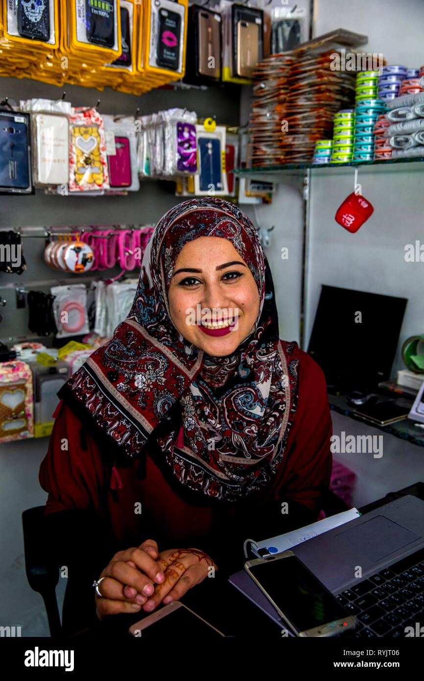 Hanna Elyan e suo fratello hereth eseguire un telefono cellulare negozio di accessori in Jalazone Refugee Camp vicino a Ramallah in Cisgiordania, Palestina. Ha preso in prestito $ 5 Foto Stock