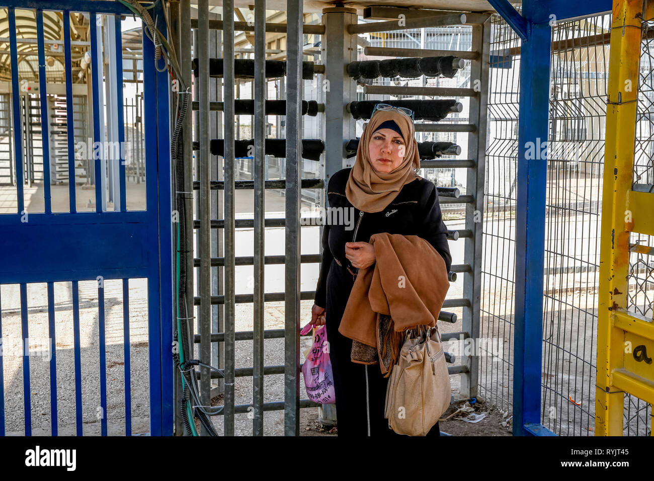 Donna palestinese a Al-Jalameh checkpoint, West Bank, Palestina. Foto Stock
