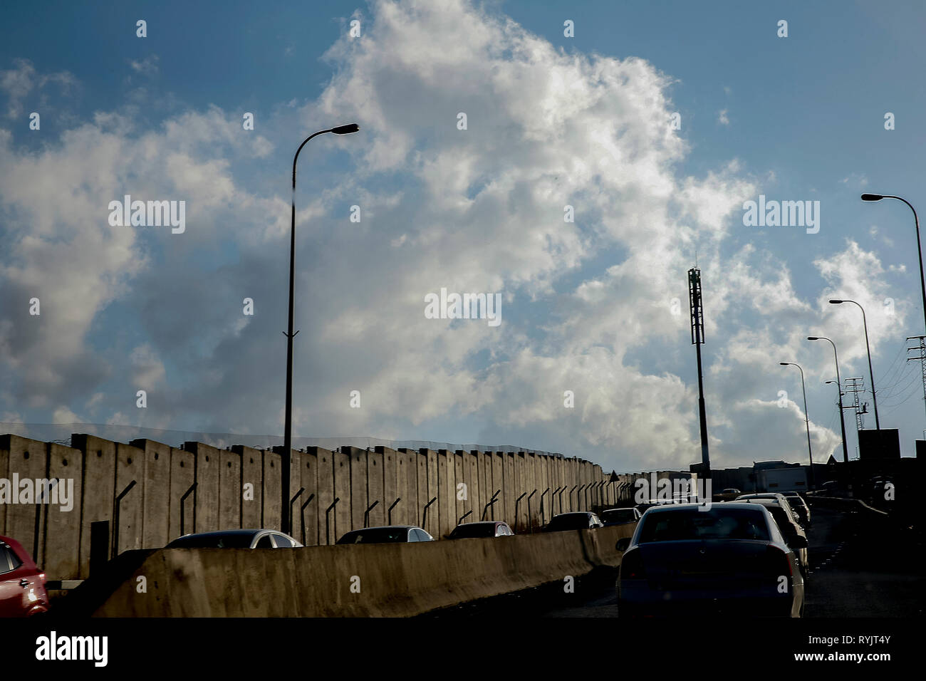 Strada e muro di sicurezza nella Cisgiordania, Palestina. Foto Stock