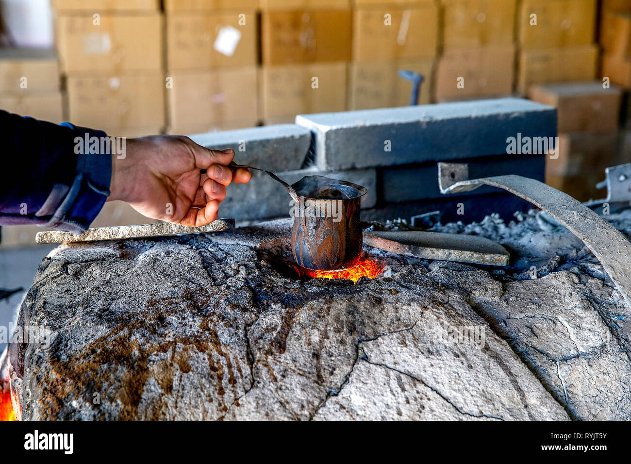 Albahaa potery ceramica e la fabbrica di vetro soffiato a Hebron, West Bank, Palestina. Lavoratore il caffè sul forno utilizzato per la ceramica. Foto Stock