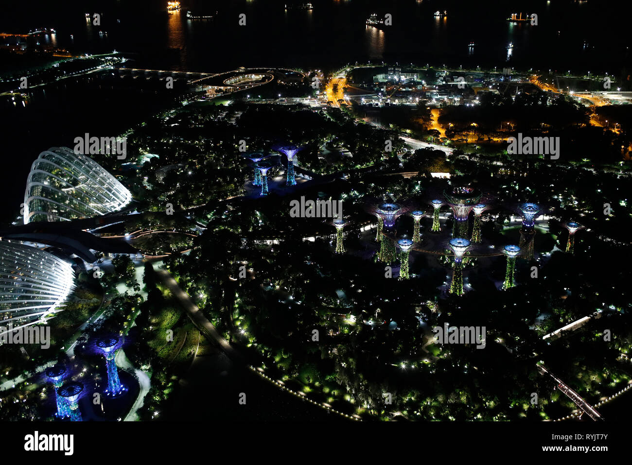 Giardino dalla baia di notte. Singapore. Foto Stock