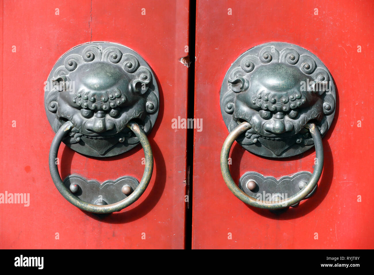 Dente del Buddha reliquia tempio in Chinatown. Tradizionale cinese rossa porta con 2 maniglia di Lion. Dettaglio. Singapore. Foto Stock