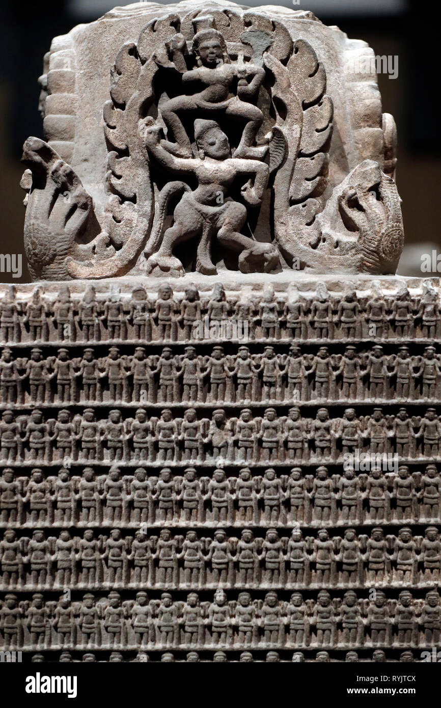 Al Museo della Civilizzazione Asiatica. Angkor. Esplorazione della Cambogia città sacra. Vishnu stele votiva. Su ciascun lato 255 piccole immagini del quattro-armati Vishnu. Ca Foto Stock