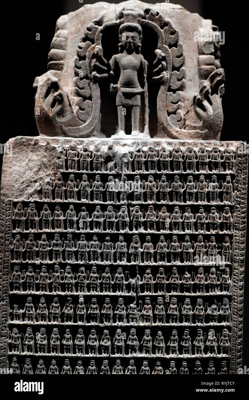 Al Museo della Civilizzazione Asiatica. Angkor. Esplorazione della Cambogia città sacra. Vishnu stele votiva. Su ciascun lato 255 piccole immagini del quattro-armati Vishnu. Ca Foto Stock
