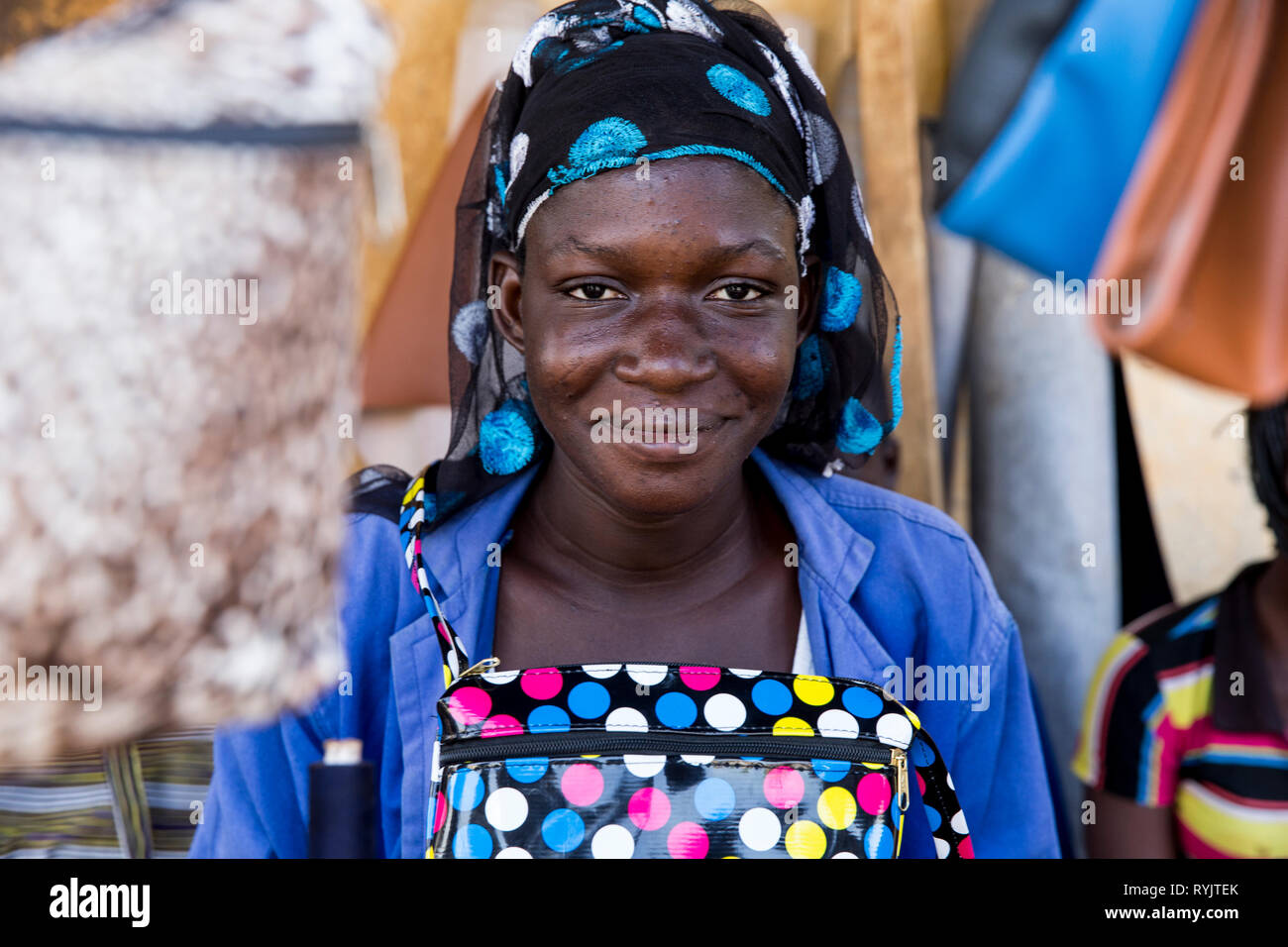 La donna la realizzazione e la vendita di borsette in Dapaong, Togo. Foto Stock