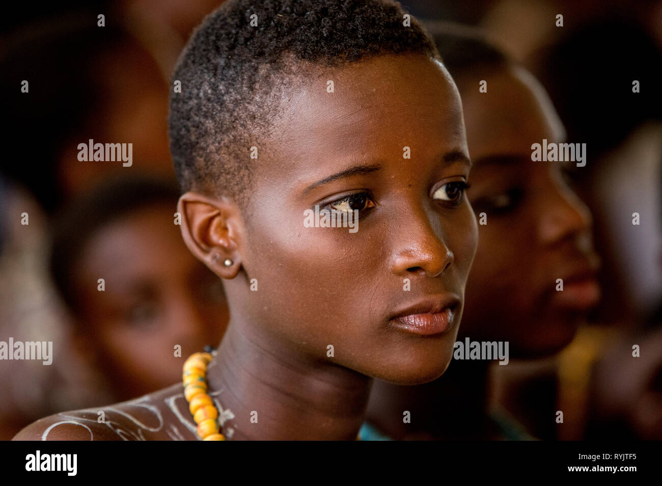 Teenager frequentano la Santa Messa nella parrocchia di Cristo Risorto de Hedzranawoe parrocchia cattolica, Lomé, Togo. Foto Stock
